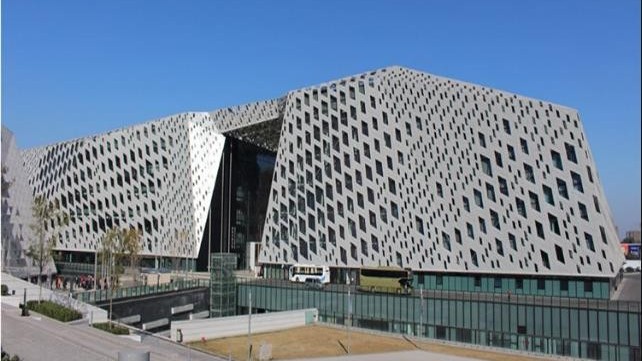 氟碳鋁單板廠家的氟碳鋁單板幕墻具有哪些優點