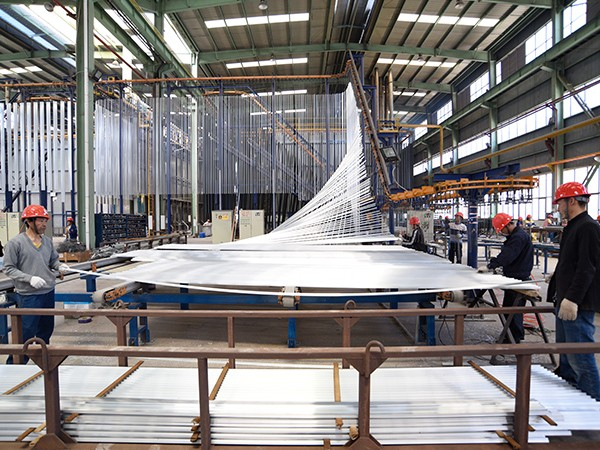 康科鋁單板：全自動立式噴涂生產線