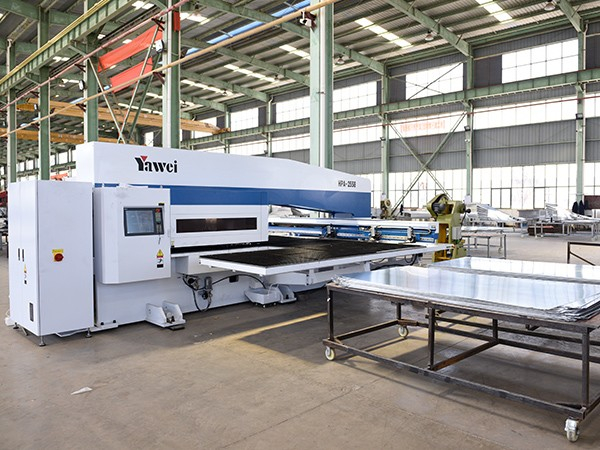 康科鋁單板：全自動數控沖床