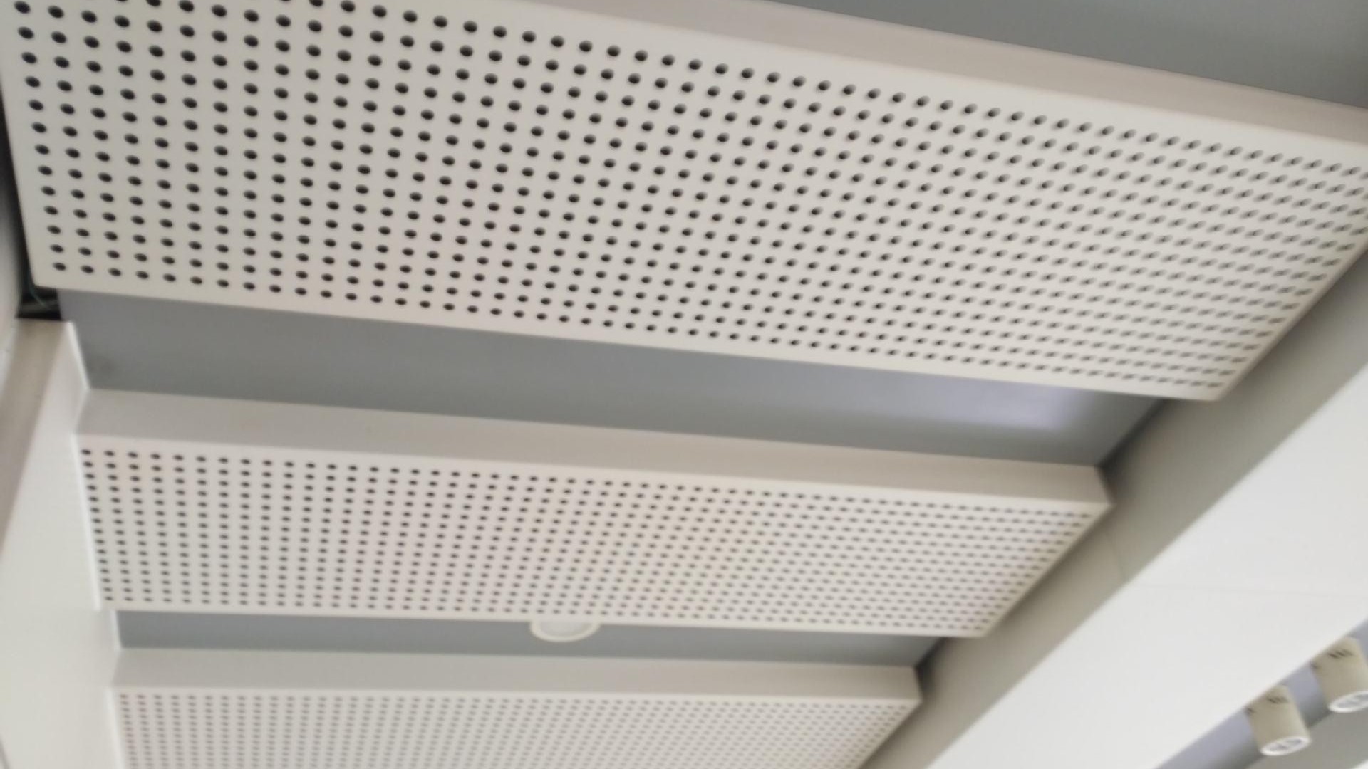 鋁單板加工廠如何進行粉末噴涂處理